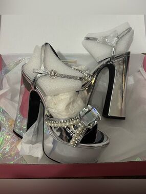 NIB Dolls Kill / Sugar Thrillz Silver Sweet Revelation Platform Heels